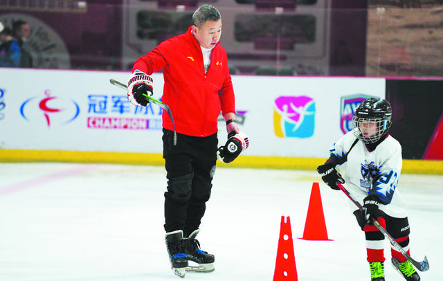 教练员非常耐心不厌其烦地给队员们讲解战术安排