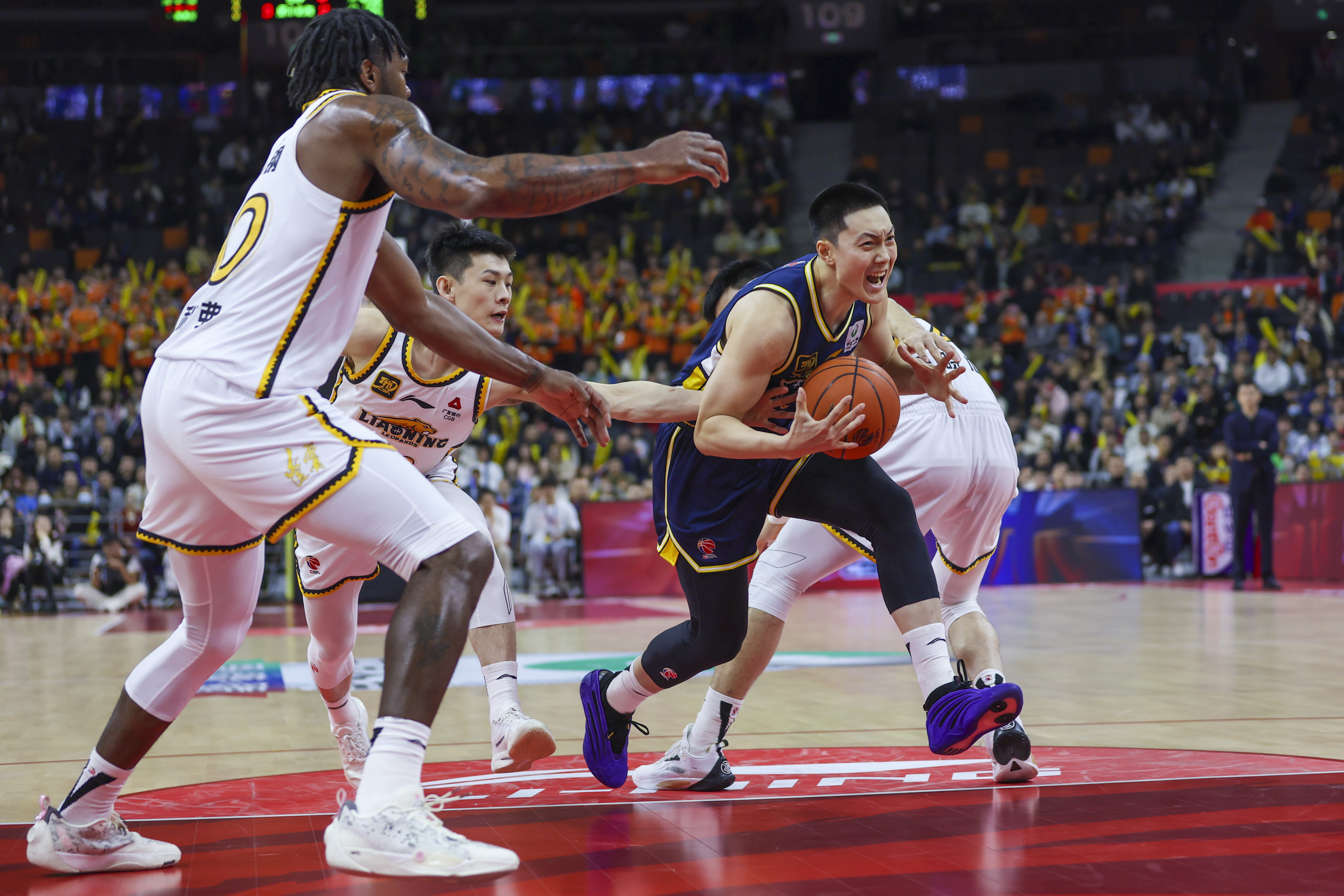 教练员非常耐心不厌其烦地给队员们讲解战术安排